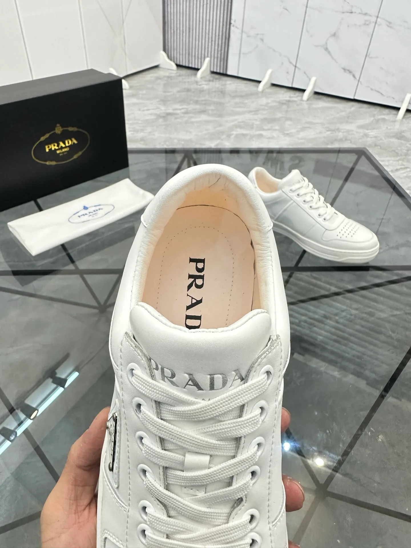 Men's shoes: 💰P400¥ Product trademark: Prada *"Prada*" low-top casual shoes Regular size: 38-44 (can be customized to 45) Product materials: imported cowhide upper, sheepskin lining, original outsole. Number: 020